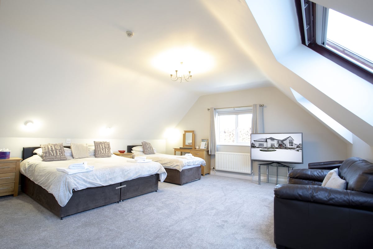 Family Room, Mountain View | Premium bedding, iron/ironing board, free WiFi, bed sheets