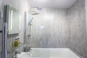 Habitación con 1 cama matrimonial o 2 individuales, vista al lago | Baño | Amenidades de baño gratuitas, secadora de cabello, toallas