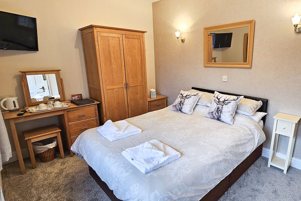 Double Room | Premium bedding, iron/ironing board, free WiFi, bed sheets