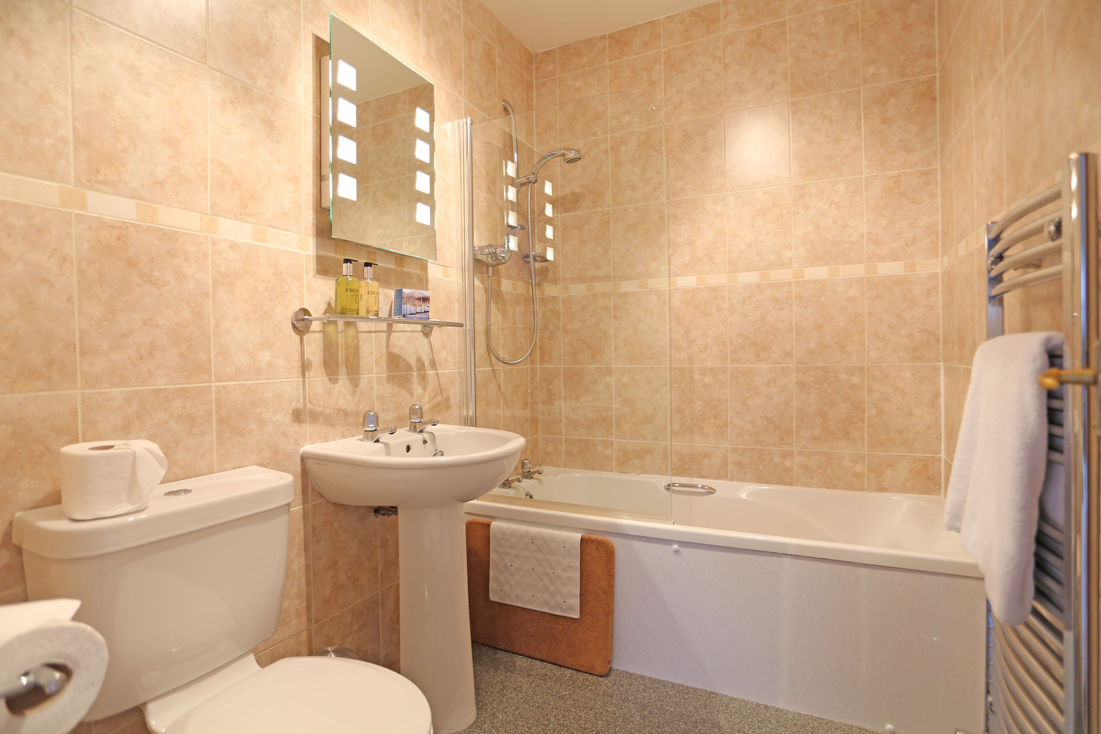 Une salle de bain avec des toilettes, un lavabo et une baignoire.