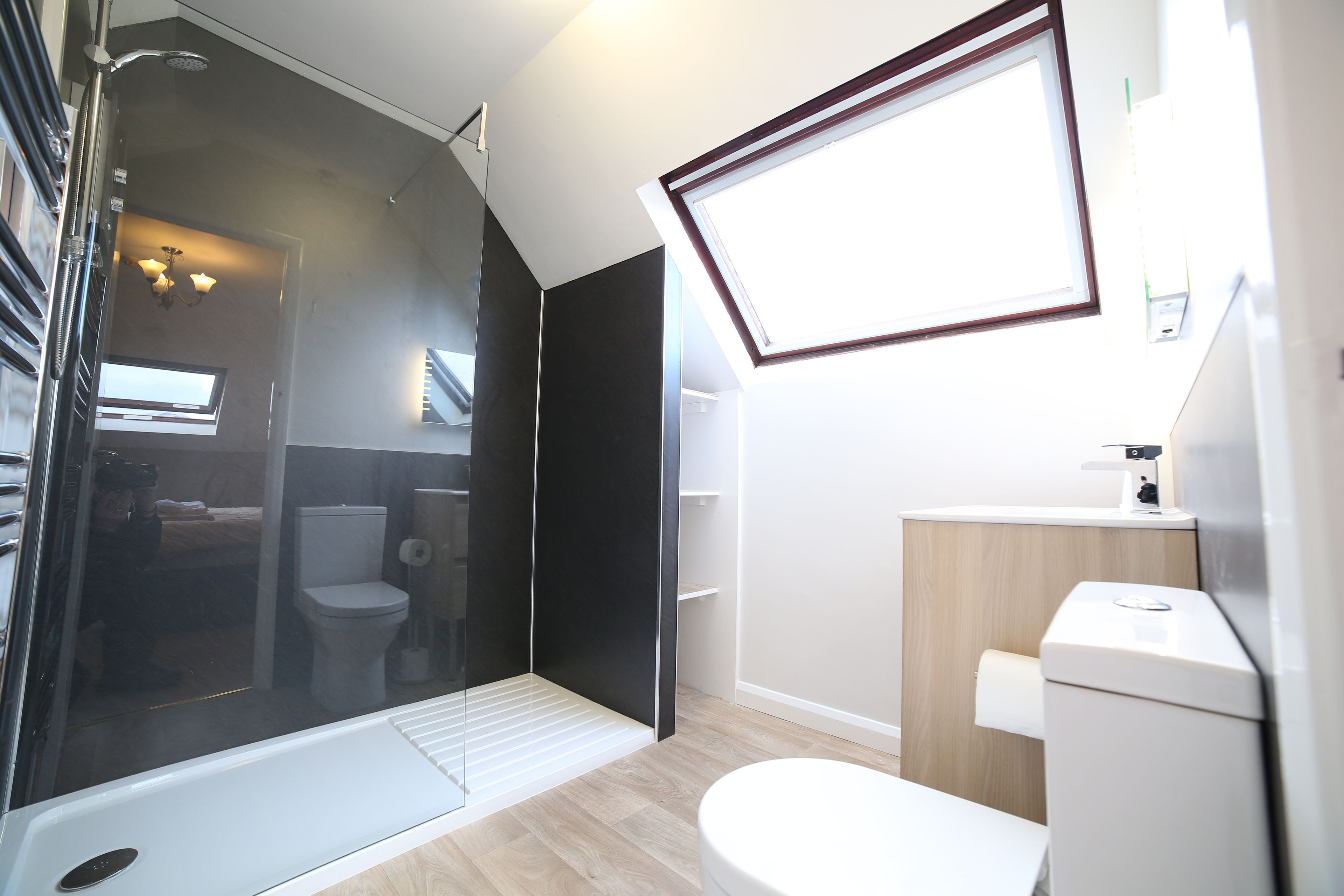 Un baño moderno con ducha, inodoro y lavamanos.