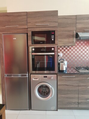 Refrigerador con freezer, microondas, horno, placa de cocina