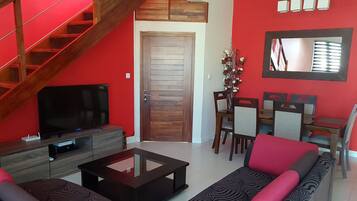 Apartamento, 3 quartos | Sala de estar | TV de tela plana