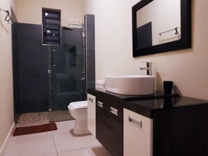 Appartement, 3 chambres | Salle de bain | Douche, douche à « effet pluie », sèche-cheveux, serviettes fournies