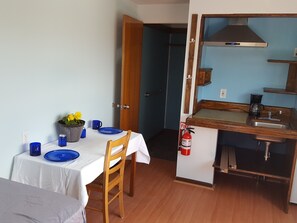 Basic Twin Room, 2 Single Beds | Living area - Red Door Lodge (Homer)