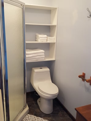 Bathroom - Red Door Lodge (Homer)