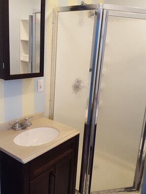 Quarto duplo básico, 2 camas de solteiro | Pia do banheiro