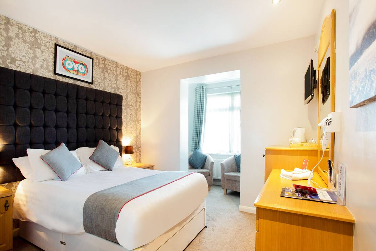 Deluxe Double Room, 1 Double Bed | Desk, iron/ironing board, free WiFi, bed sheets