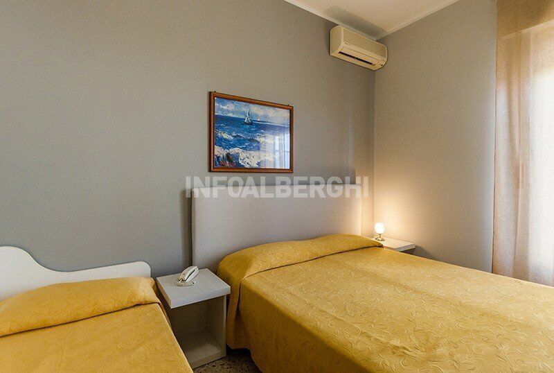 Tremannsrom – standard | Safe på rommet og sengetøy