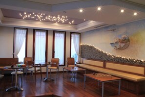 Daily continental breakfast (EUR 7 per person)