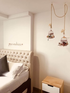 Apartamento superior, 2 quartos, sacada, ao lado do lago | 1 quarto, espaço de trabalho para notebook, cortinas blackout