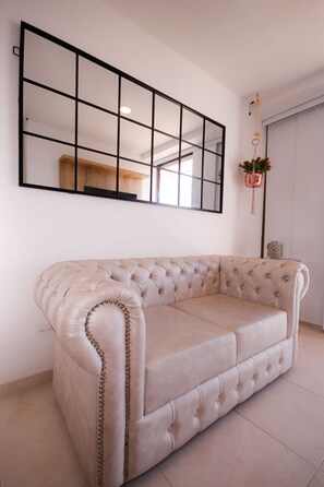 Apartamento panorámico | Sala de estar | Una televisión de pantalla plana