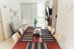 Apartamento standard, 3 quartos | Área de estar | TV de tela plana