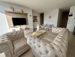 Apartamento superior, 2 quartos, sacada, ao lado do lago | Área de estar | TV de tela plana