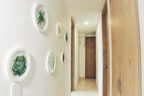 Apartament estàndard, 3 dormitoris | Sala d'estar | Televisor de pantalla plana