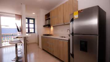 Departamento panorĂĄmico | Cocina privada | Refrigerador, microondas, parrilla de estufa y utensilios de cocina