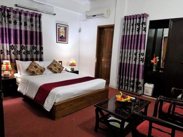 Deluxe Double Room, 1 Queen Bed, Balcony | In-room safe, desk, soundproofing, free WiFi