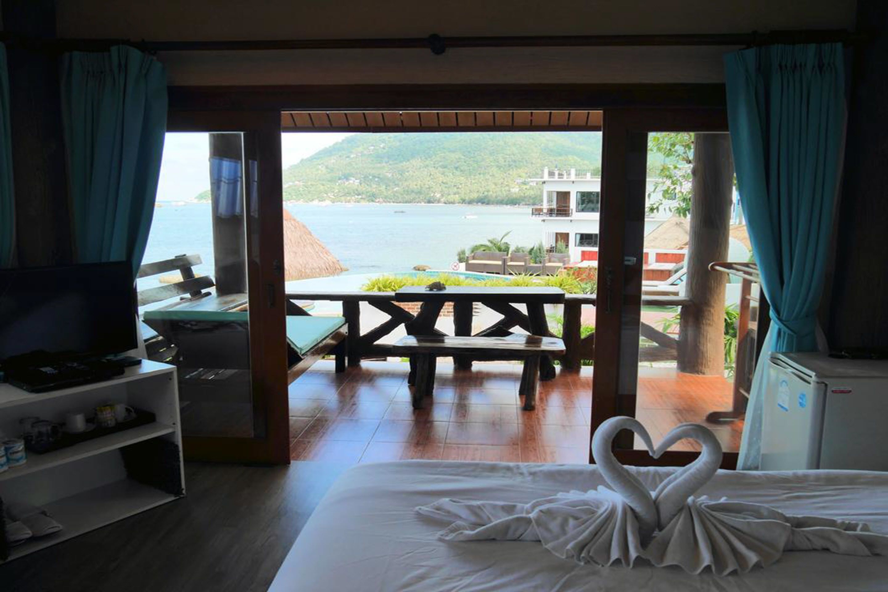 Superior Double Room with Sea View | Bad | Toalettartikler (inkludert), hårføner, badekåper og håndklær
