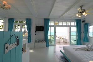 Triple Room with Sea View | Safe på rommet, blendingsgardiner, wi-fi (inkludert) og sengetøy