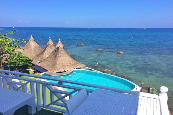Honeymoon Suite with Sea View | Hiên