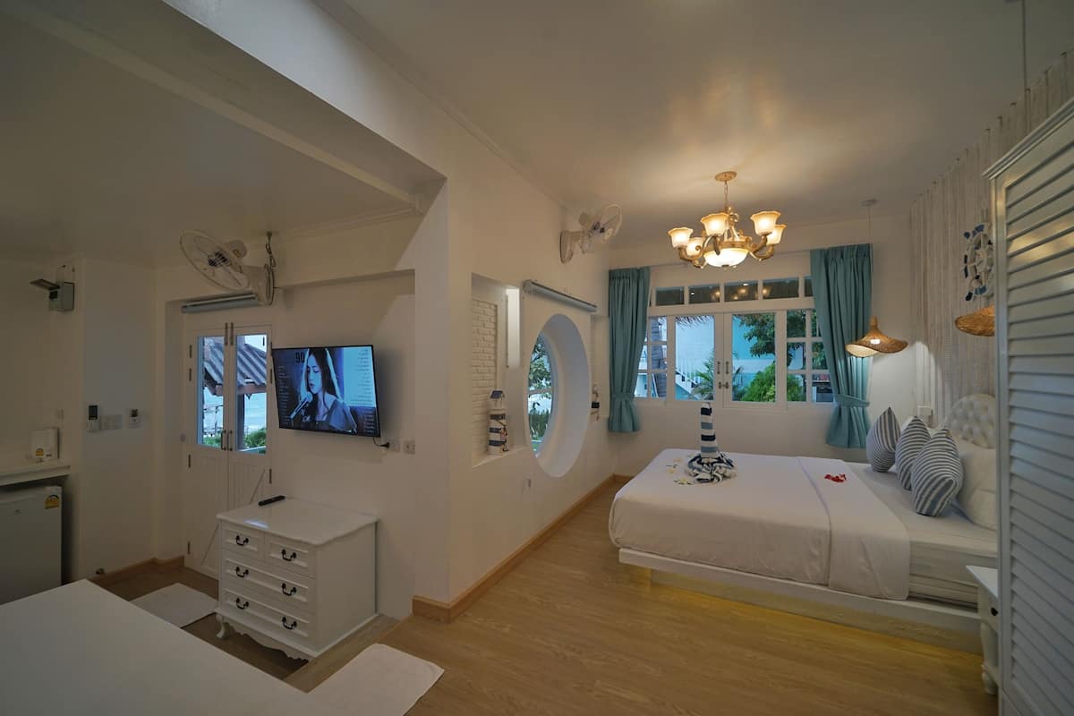 Deluxe vierpersoonskamer | 1 slaapkamer, een kluis op de kamer, verduisterende gordijnen
