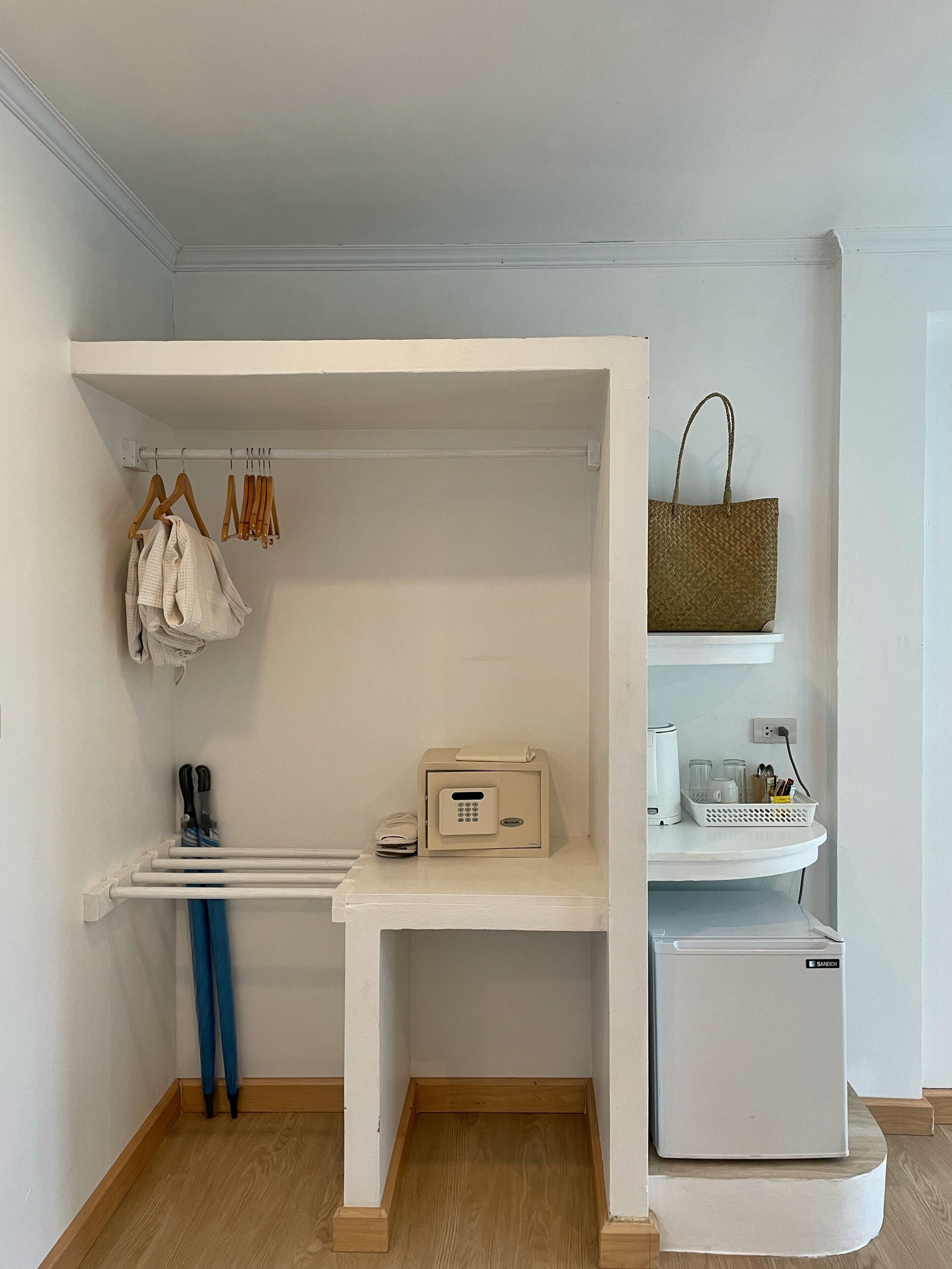 classic double room, 1 king bed | wardrobe