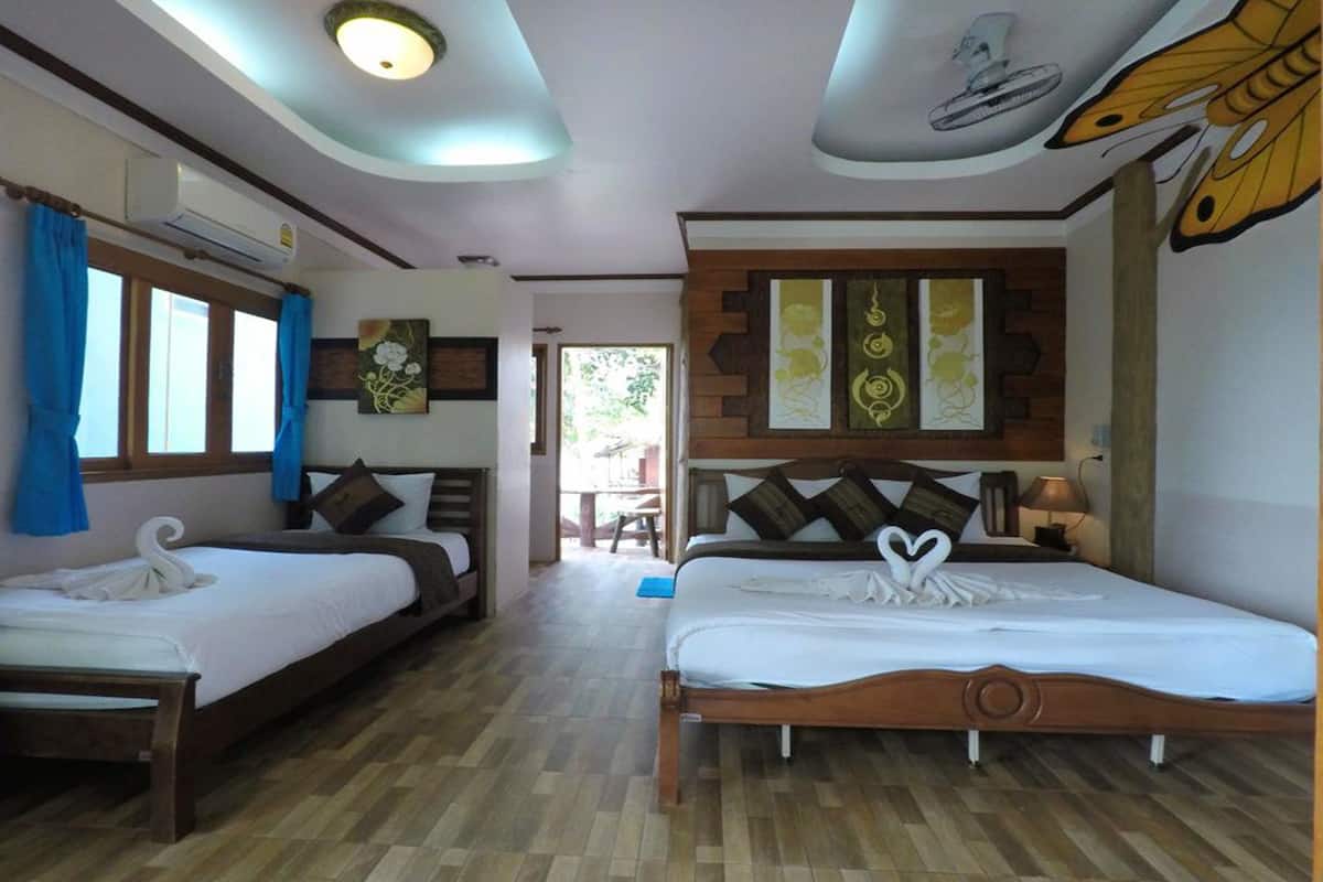 Comfort Triple Room | ตู้นิรภัยในห้องพัก, ผ้าม่านกันแสง, Wi-Fi ฟรี, ผ้าปูที่นอน