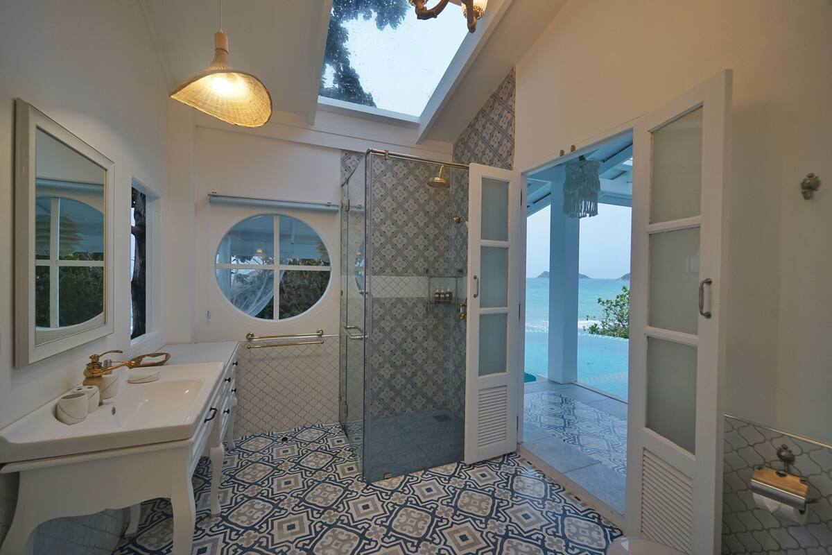 luxury villa | bathroom | free toiletries, hair dryer, bathrobes, towels