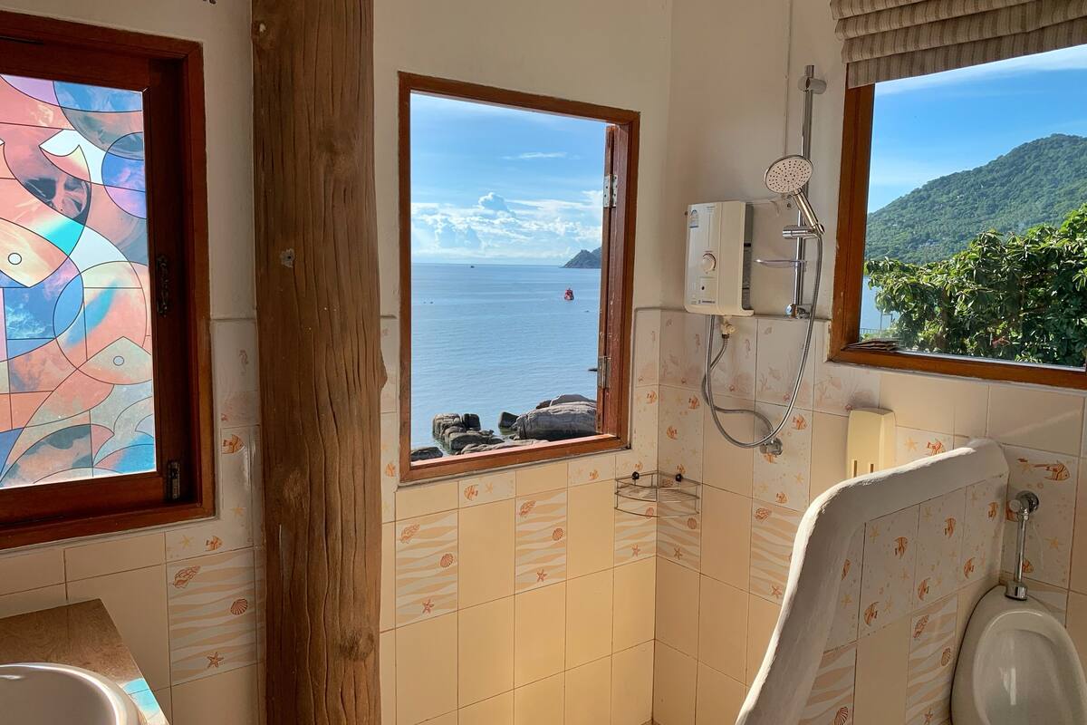 quadruple room with sea view | bathroom | free toiletries, hair dryer, bathrobes, towels