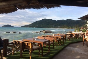Café da manhã, almoço e jantar; local e internacional 