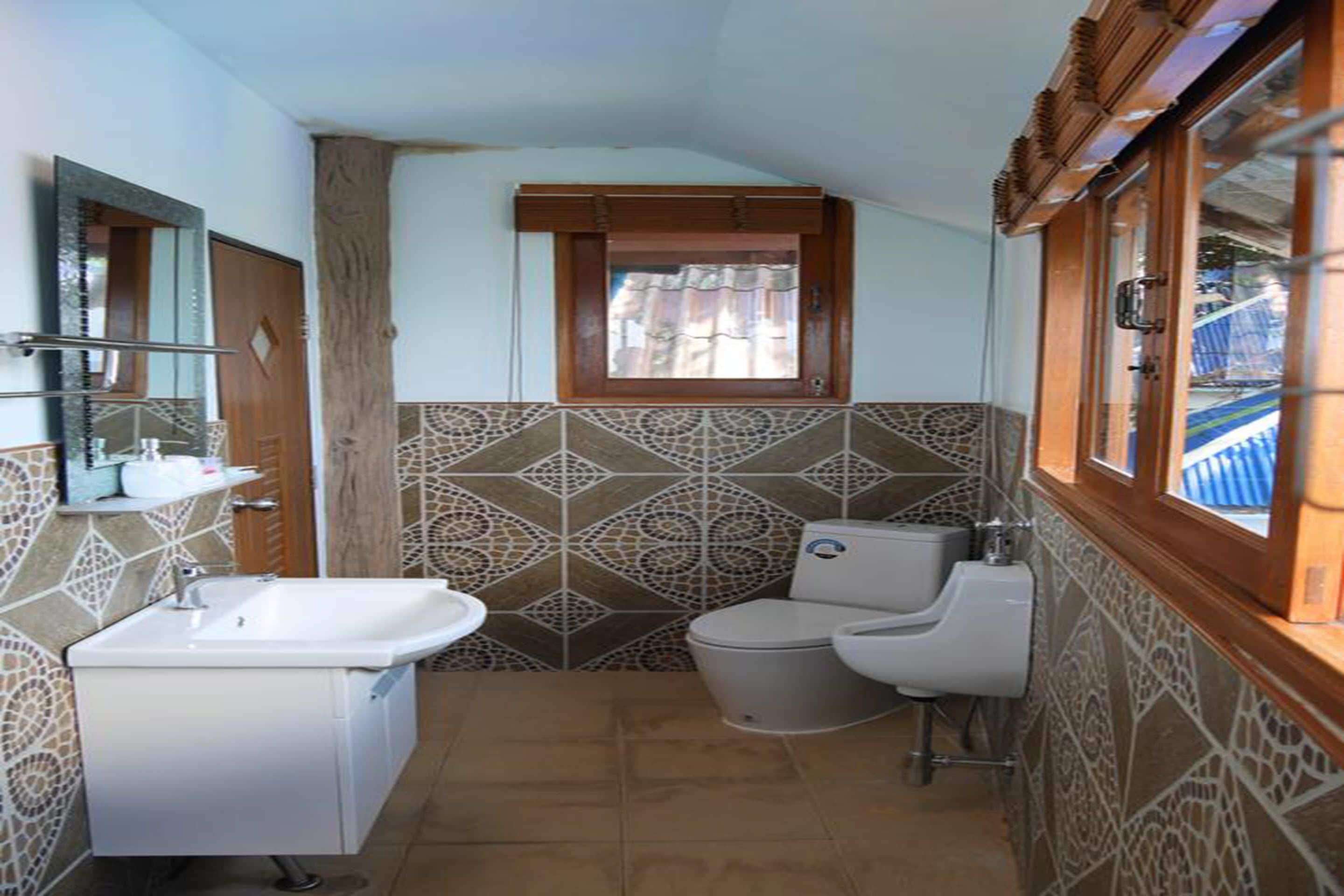 deluxe bungalow with sea view | bathroom | free toiletries, hair dryer, bathrobes, towels
