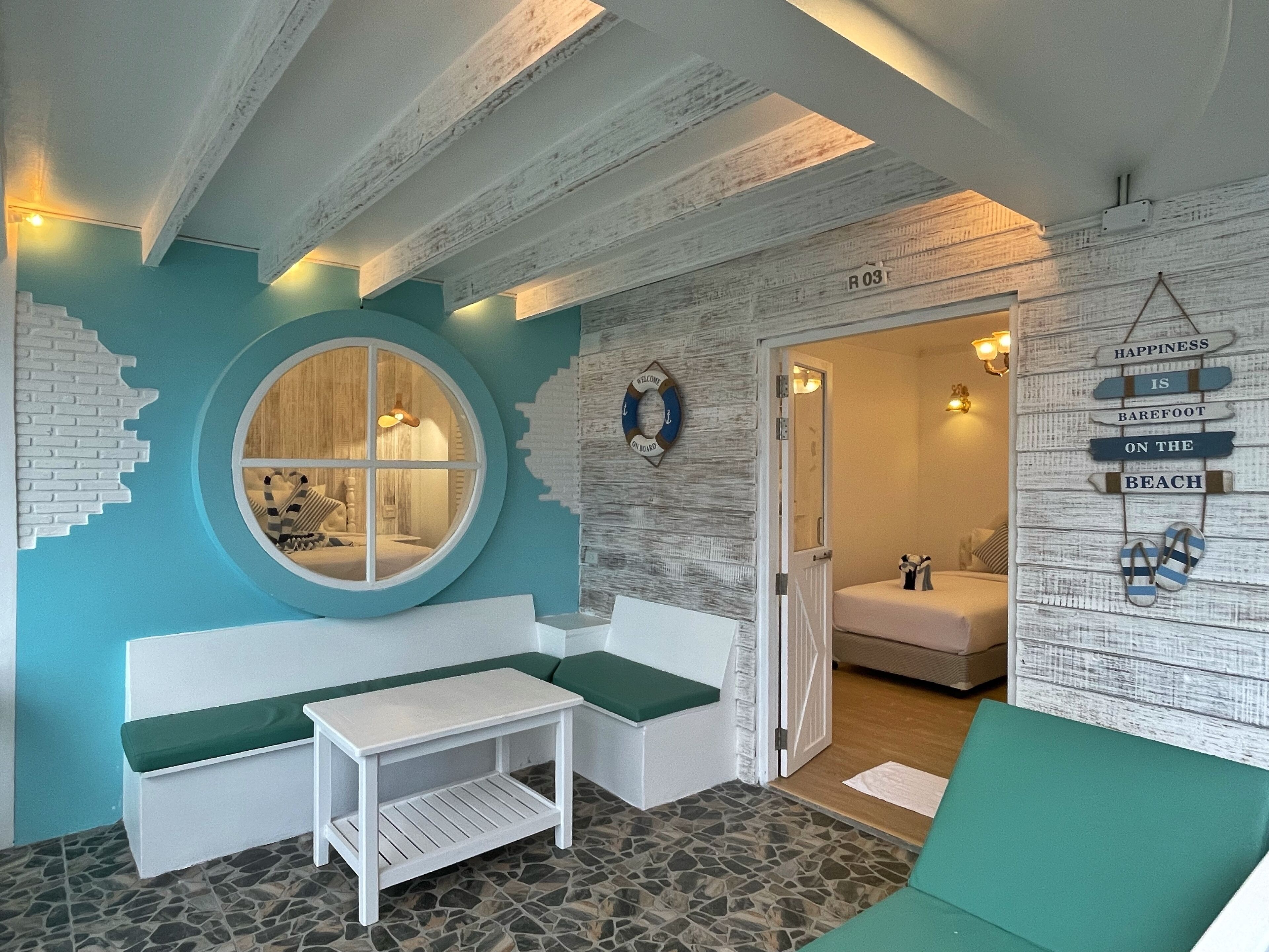 디럭스 쿼드룸 | 거실 공간 | LCD TV