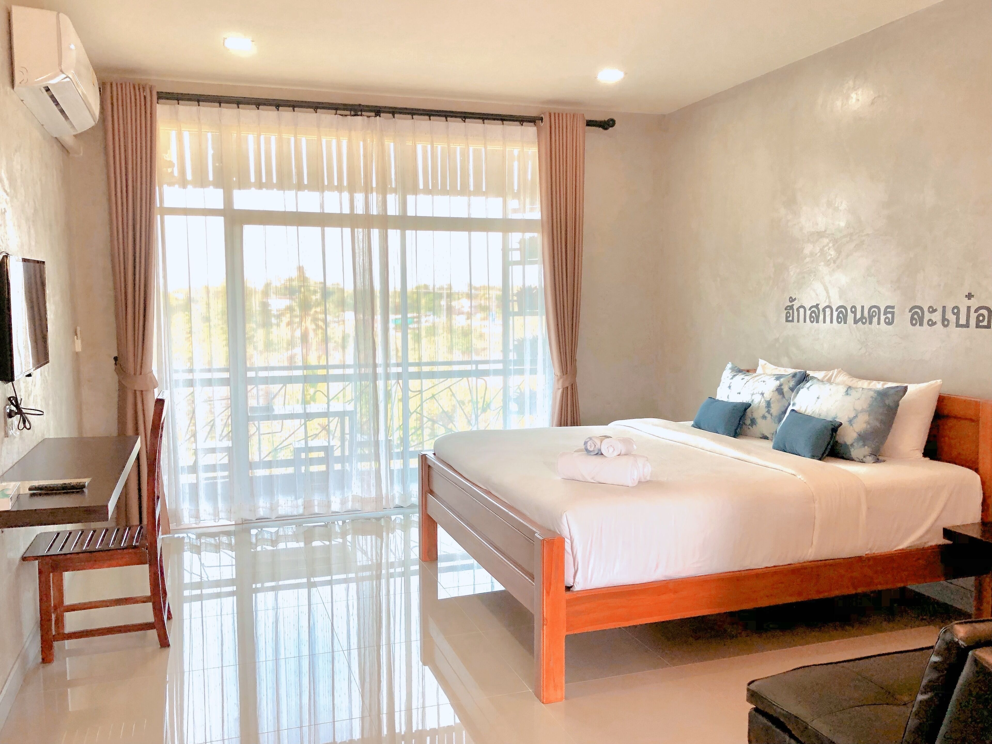 Ropa de cama de alta calidad, cortinas opacas, sistema de insonorización