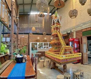 Télévision à écran plat de 32 pouces avec chaînes par satellite