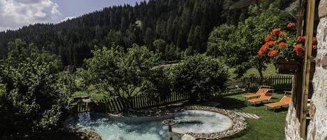 Piscine extérieure (ouverte en saison), chaises longues