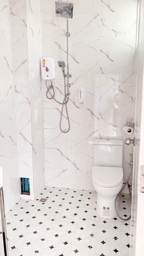 Een douche, gratis toiletartikelen