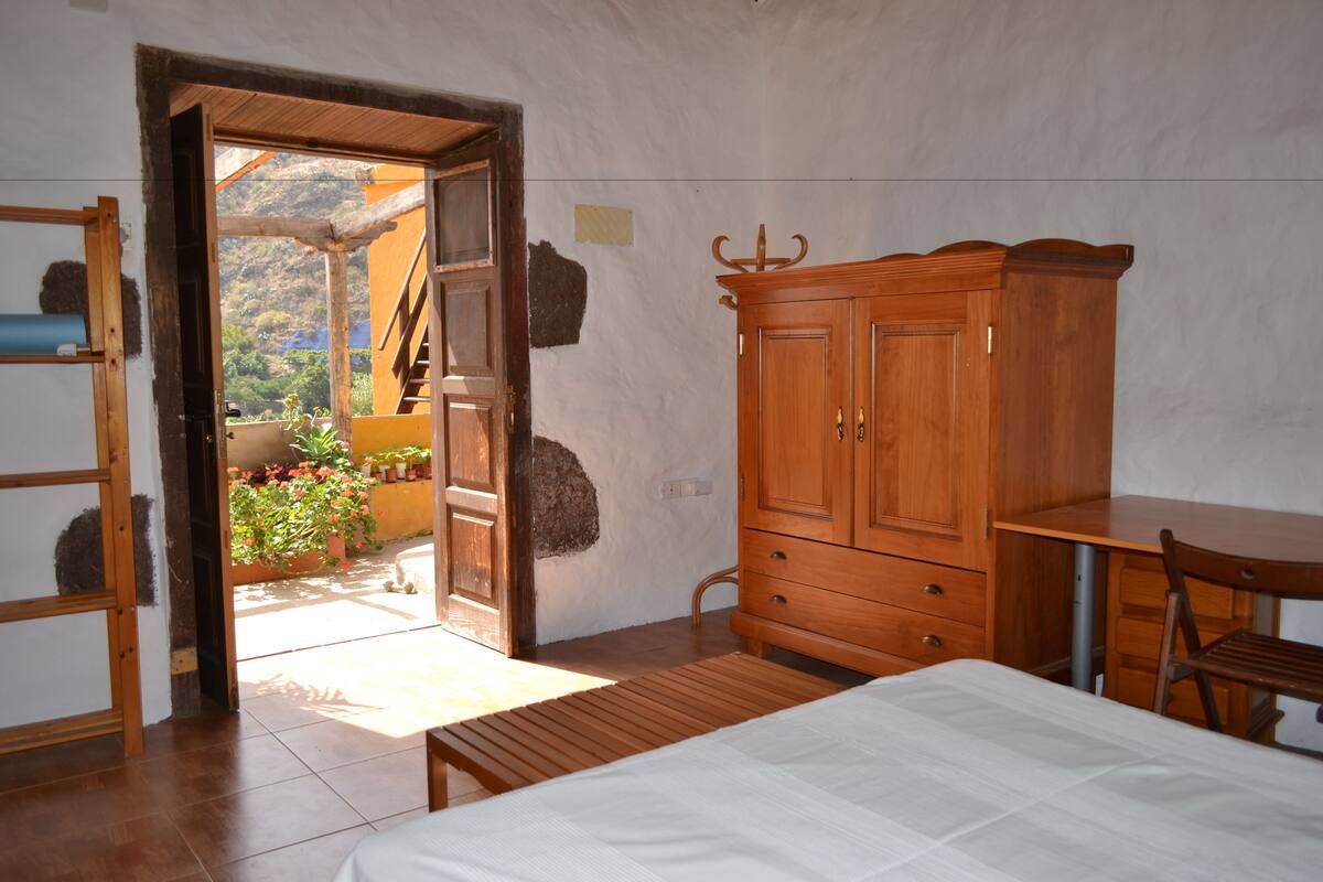 Quarto casal clássico, 1 cama de casal, banheiro compartilhado, vista para o vale | Individualmente decorados, individualmente mobiliados, escrivaninha