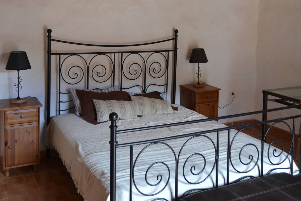 Quarto casal clássico, 1 cama Queen, banheiro compartilhado, vista para o vale | Individualmente decorados, individualmente mobiliados, escrivaninha