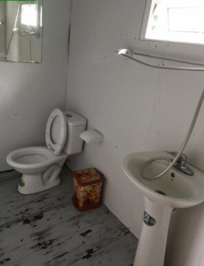 Douche, articles de toilette gratuits, sèche-cheveux, chaussons
