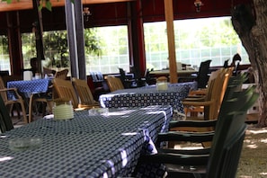Déjeuner, dîner et souper servis sur place