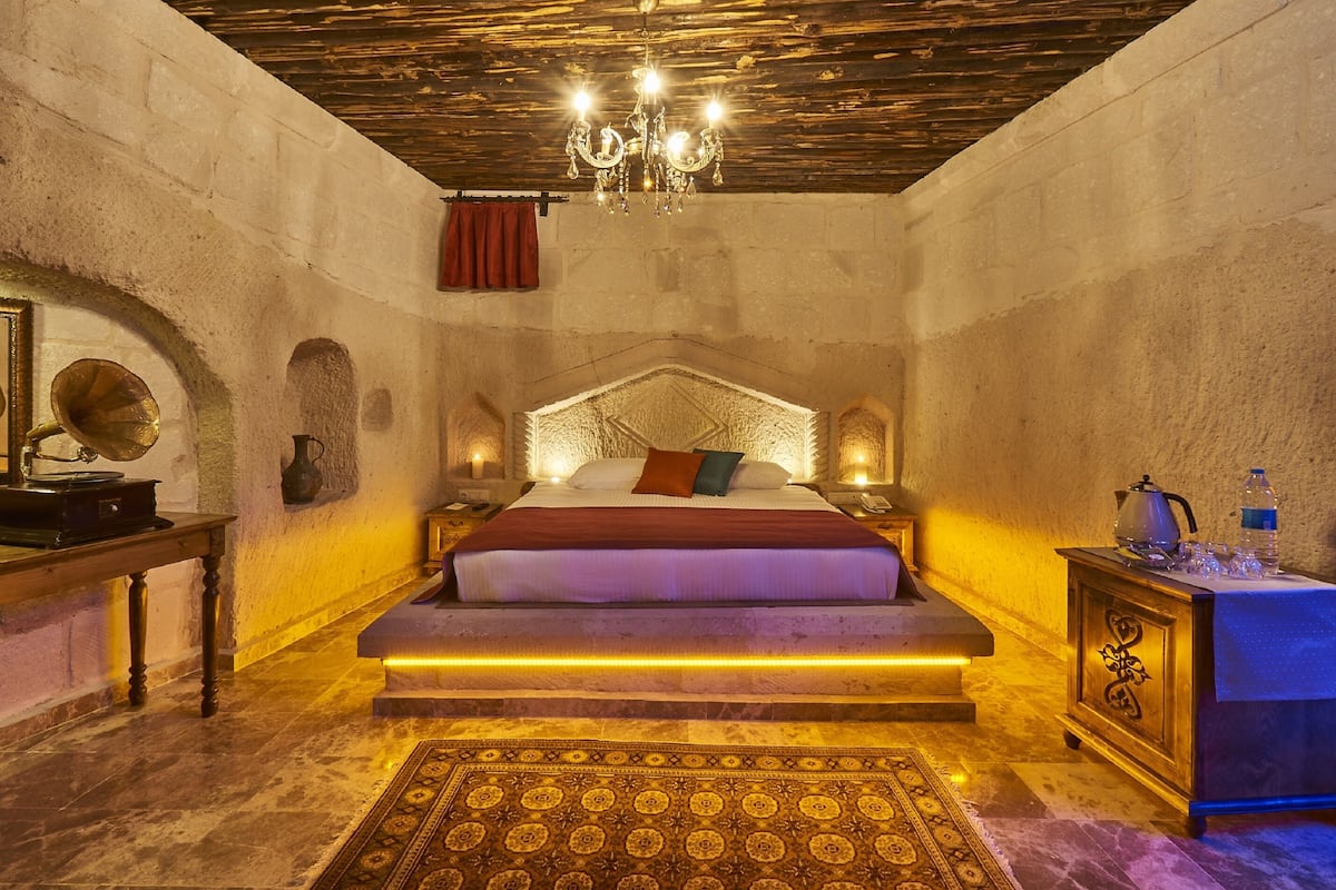 Habitación (Superior Cave) | Ropa de cama de alta calidad y minibar