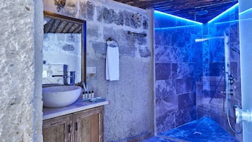 Room (Premier Cave) | Bathroom | Shower, rainfall showerhead, hair dryer, slippers