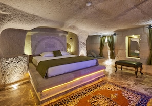 Kamer (Premier Cave) | Luxe beddengoed, een minibar, een kluis op de kamer, een laptopwerkplek
