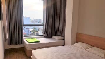 Habitación triple | Caja fuerte, wifi gratis, ropa de cama