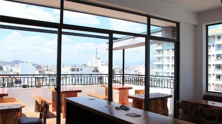 Breakfast, lunch, dinner served; local and international cuisine