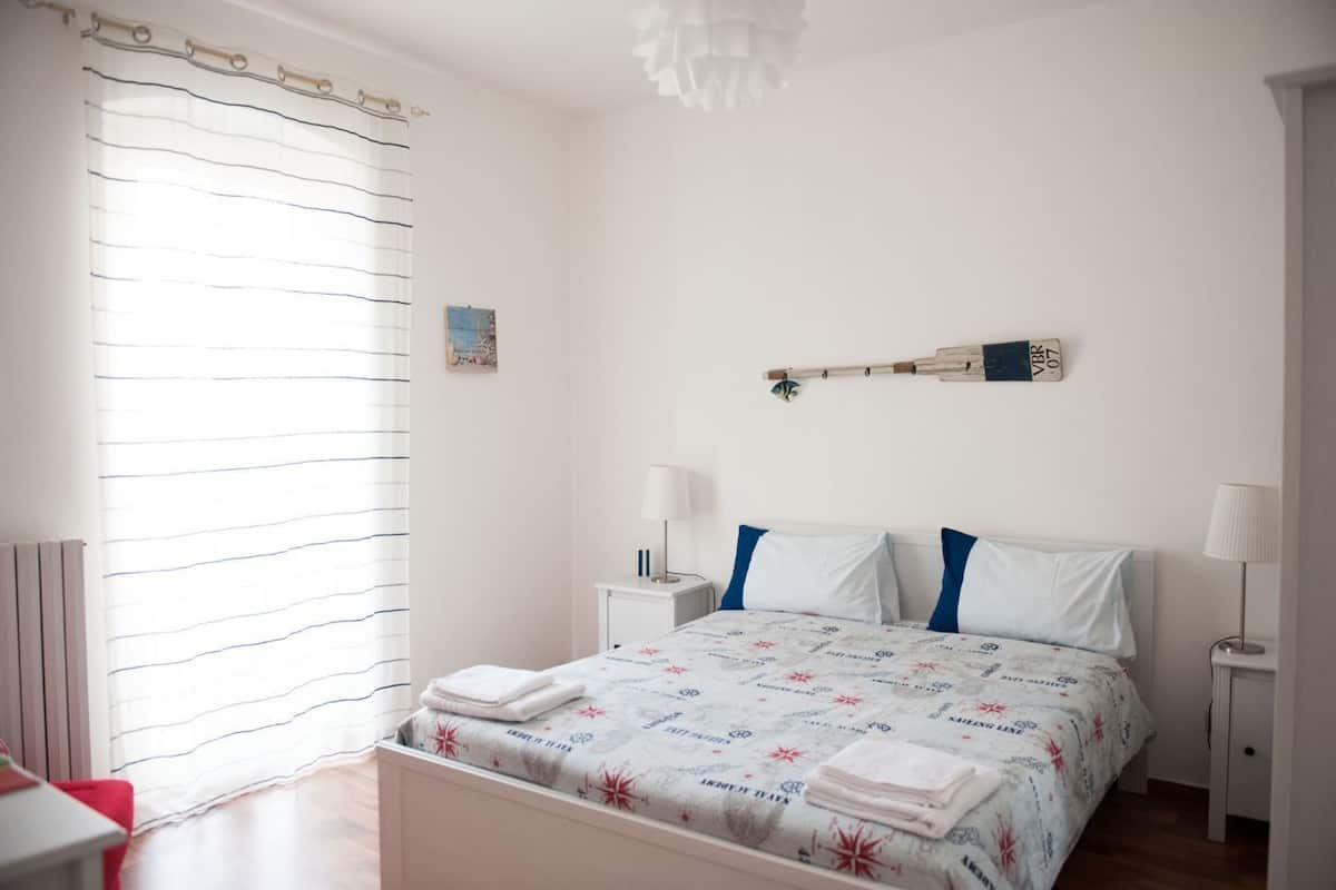 Driepersoonskamer, balkon | 1 slaapkamer, donzen dekbedden, gratis wifi, beddengoed