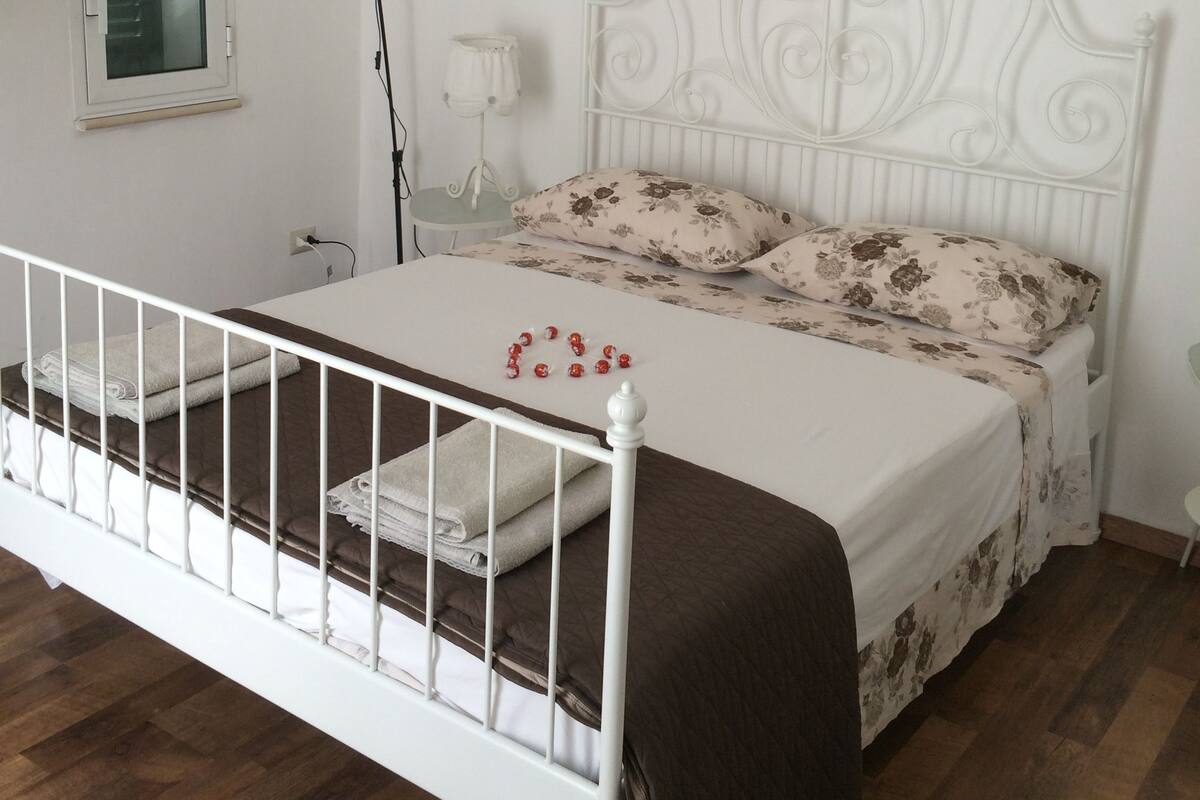 로맨틱 트리플룸 | 1 개의 침실, 오리/거위털 이불, 무료 WiFi, 침대 시트