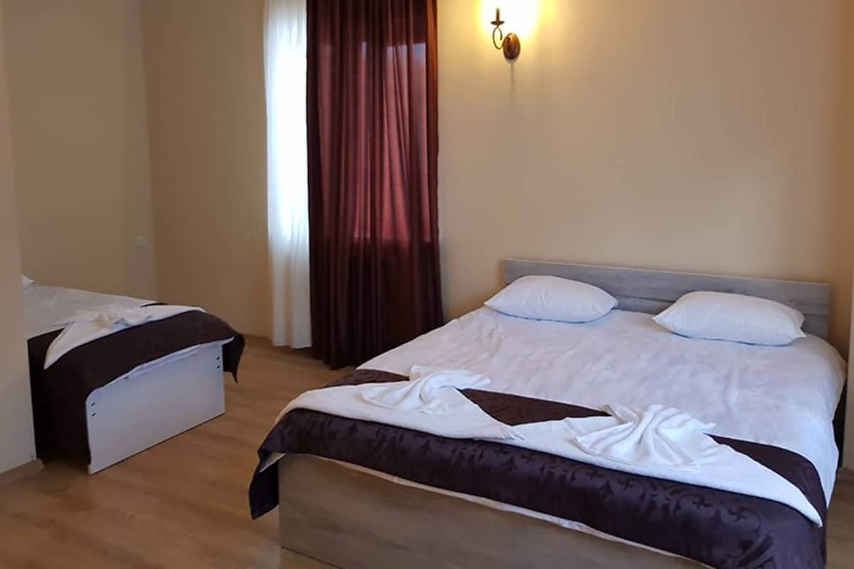 Standaard driepersoonskamer | 1 slaapkamer, luxe beddengoed, een bureau, beddengoed