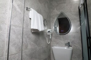 バスアメニティ (無料)、ヘアドライヤー、バスローブ、スリッパ