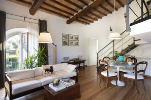 Deluxe Apartment | Living room | TV - B&B Porta Castellana (Montalcino)